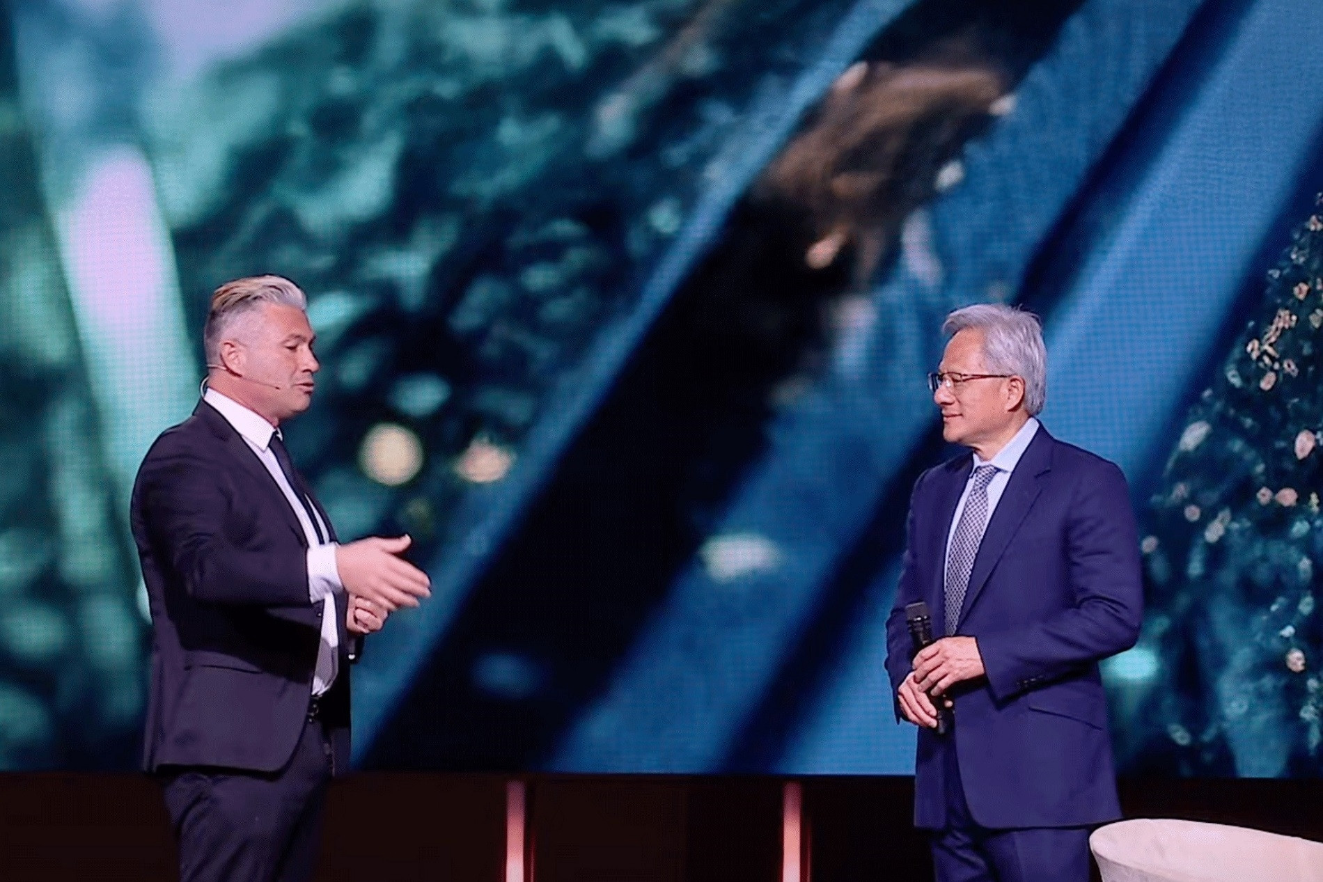Jensen Huang dành 'mưa lời khen' Huawei, DeepSeek, Trung Quốc khiến Mỹ dè chừng