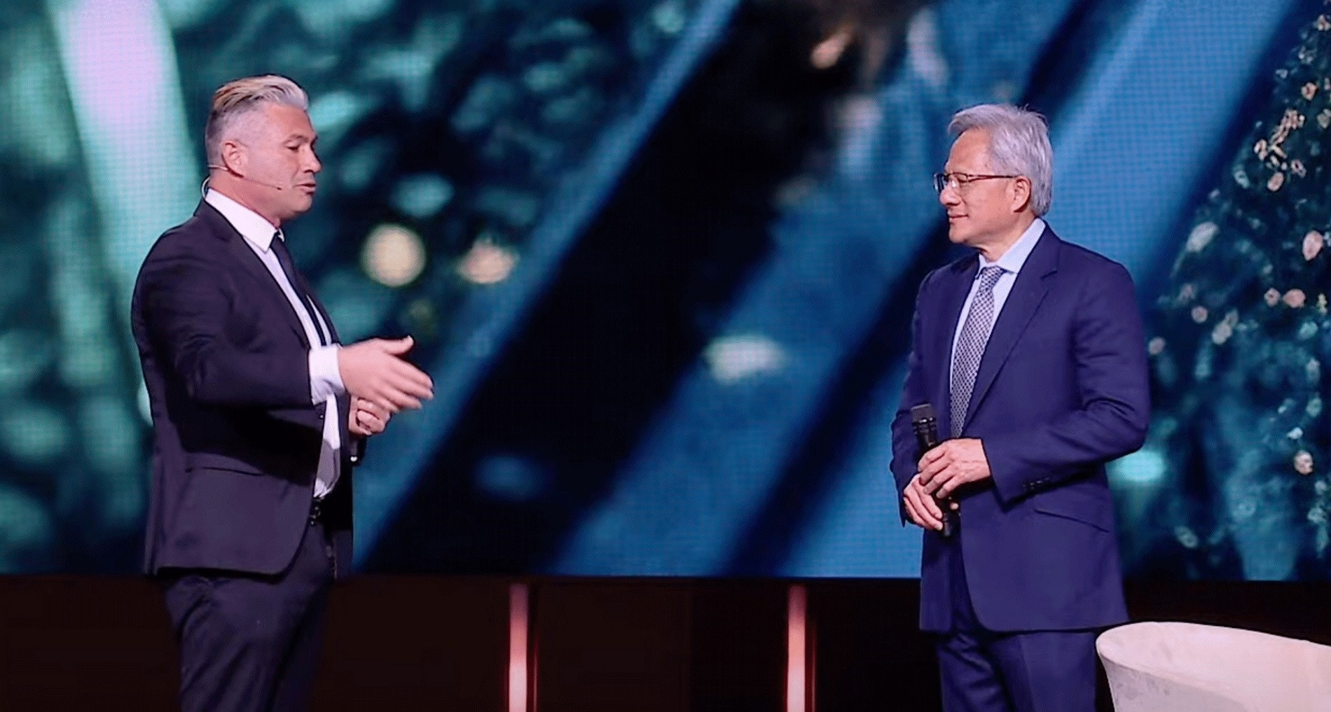 Jensen Huang dành "mưa lời khen" Huawei, DeepSeek, Trung Quốc khiến Mỹ dè chừng