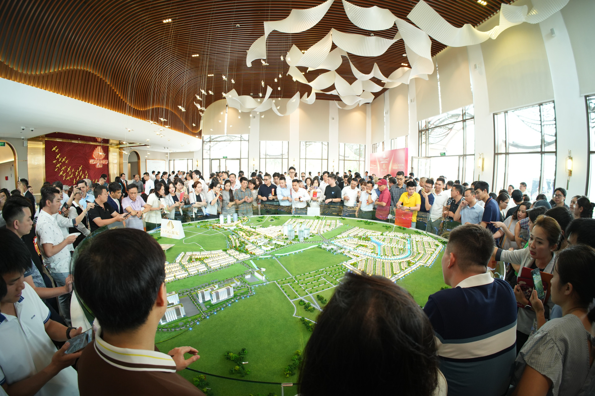 Khach tham qua sa ban Hong Hac City(1).jpg