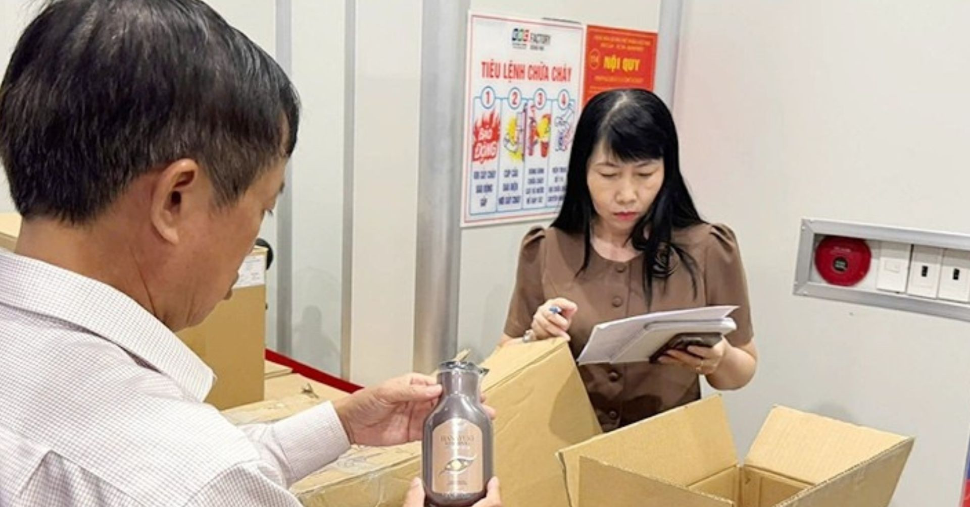 Kiểm tra đột xuất nhà máy sản xuất mỹ phẩm cho công ty của chồng ca sĩ Đoàn Di Băng