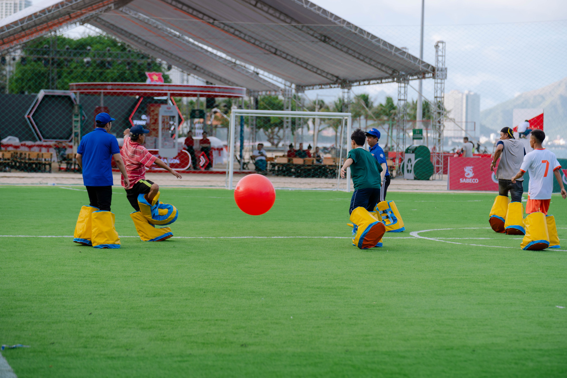 Người dân tham gia trò chơi cộng tại Khánh Hòa trong khuôn khổ sự kiện SABECO Sports Hub 2024 Gắn kết tinh thần Việt(1).jpg