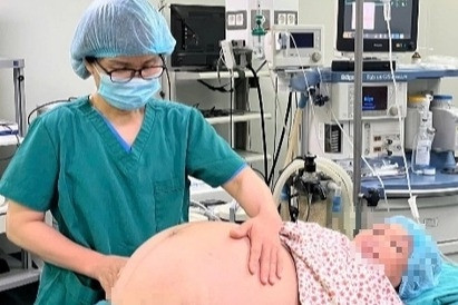 Người phụ nữ 52 tuổi hạ sinh 2 bé gái