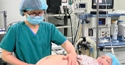 Người phụ nữ 52 tuổi hạ sinh 2 bé gái