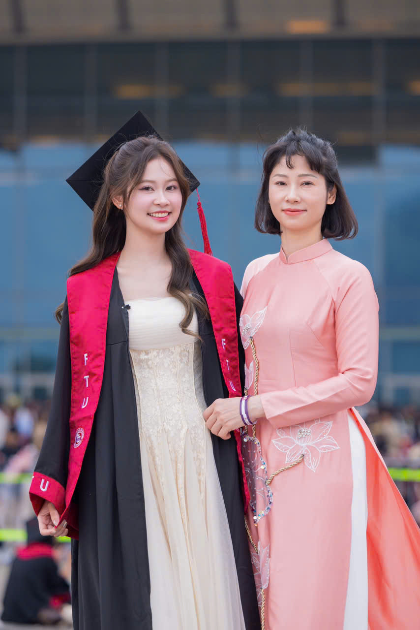 nu sinh ngoai thuong.jpg