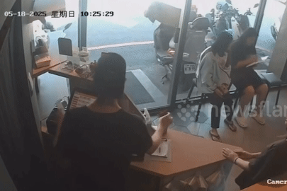 Ô tô vượt đèn đỏ lao như tên bắn vào nhà hàng, tiếng la hét hoảng loạn tột độ