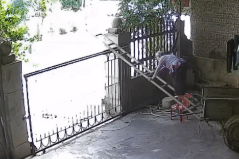 Phía sau video cụ bà 90 tuổi ở Yên Bái trốn con cháu trèo cổng đi chơi