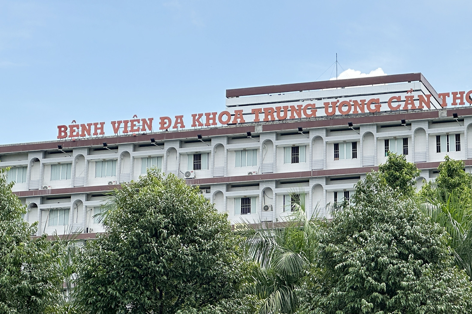 Tài xế trong vụ nổ súng ở Vĩnh Long sắp xuất viện, về nhà tập vật lý trị liệu