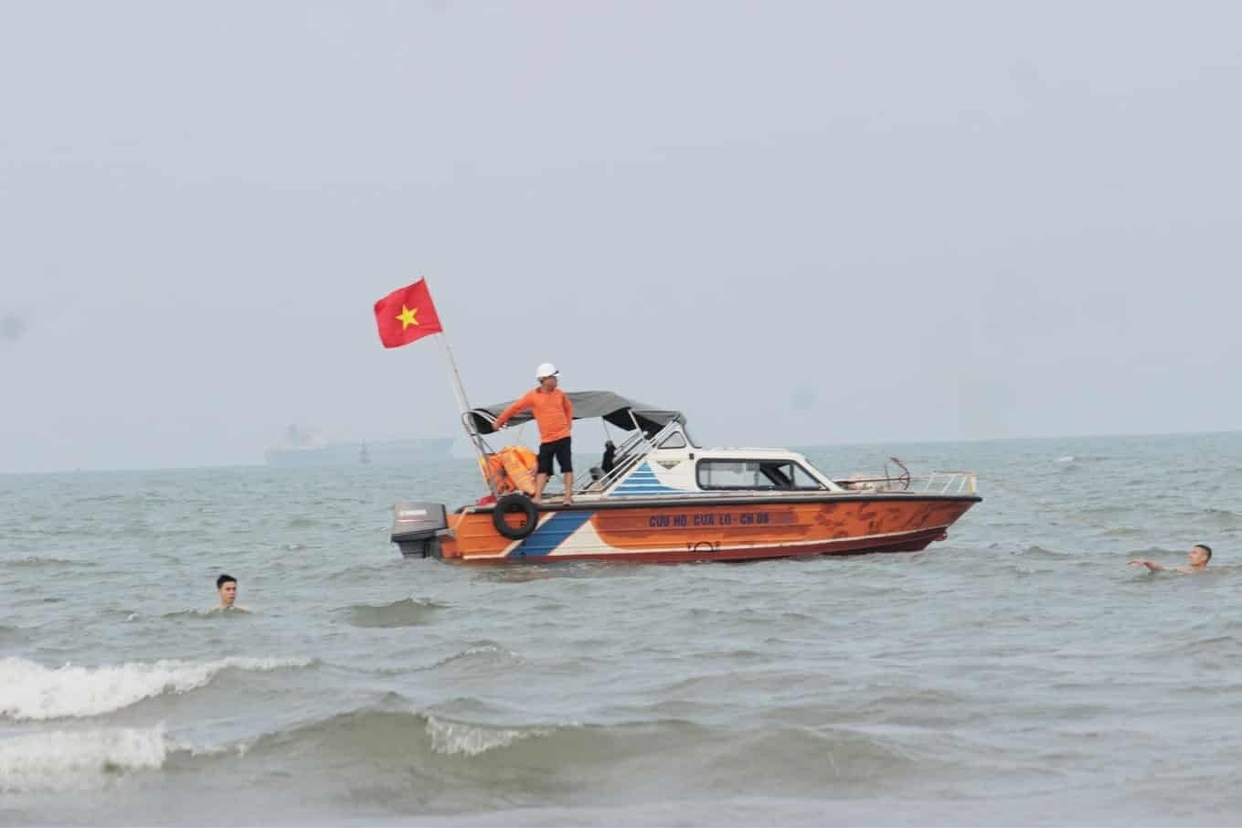 Tắm biển sáng sớm đôi nam nữ đuối nước tử vong, để lại ô tô trên bờ