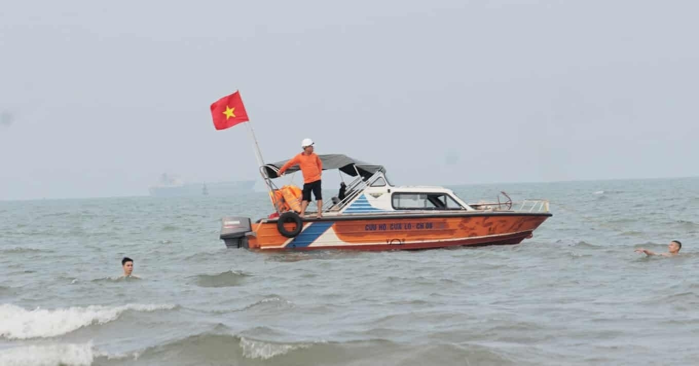 Tắm biển sáng sớm đôi nam nữ đuối nước tử vong, để lại ô tô trên bờ