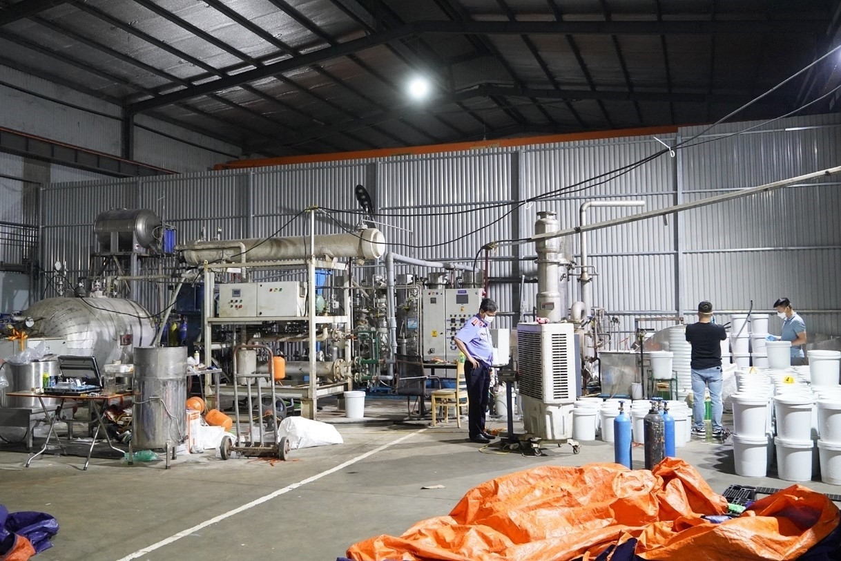 Thủ đoạn tinh vi của đường dây sản xuất, mua bán 'khí cười' cực lớn vừa bị bắt giữ