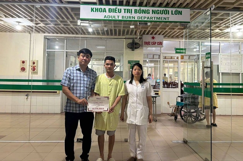 Trao hơn 33 triệu đồng giúp đỡ ông Lường Văn Sinh bị bỏng nặng