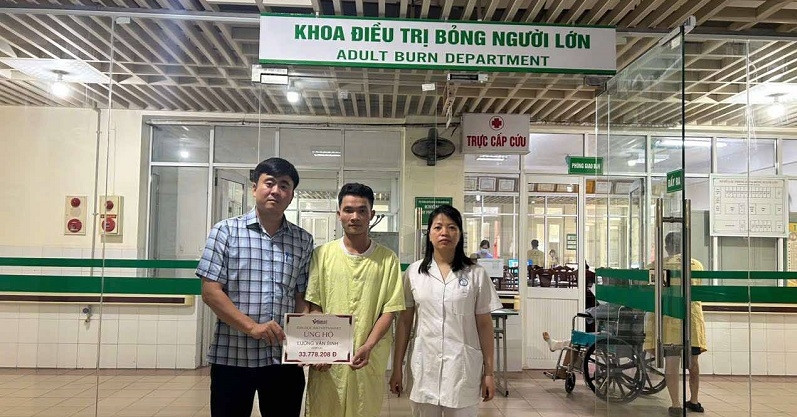 Trao hơn 33 triệu đồng giúp đỡ ông Lường Văn Sinh bị bỏng nặng