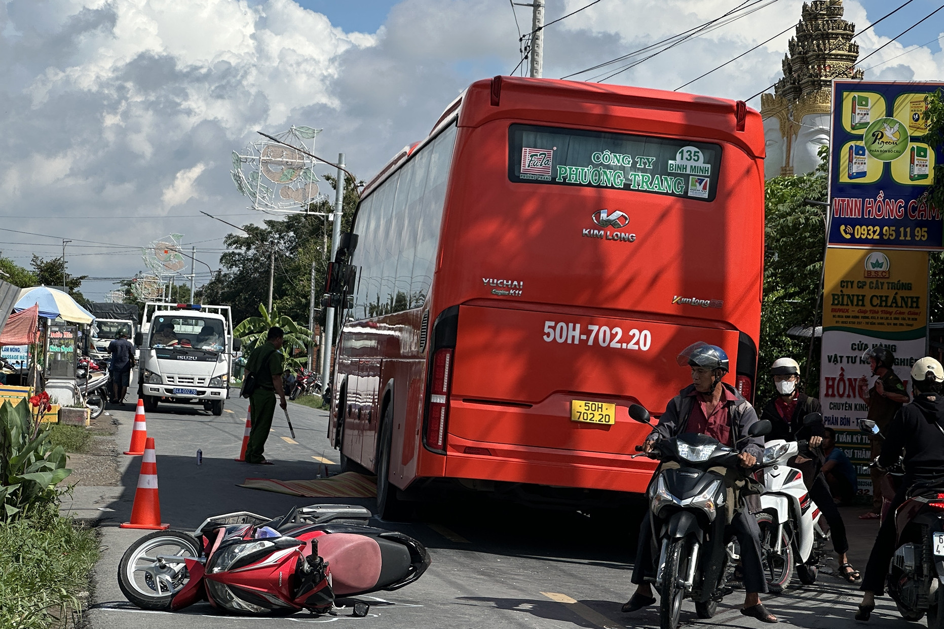 Va chạm với xe khách Phương Trang, cô gái tử vong thương tâm