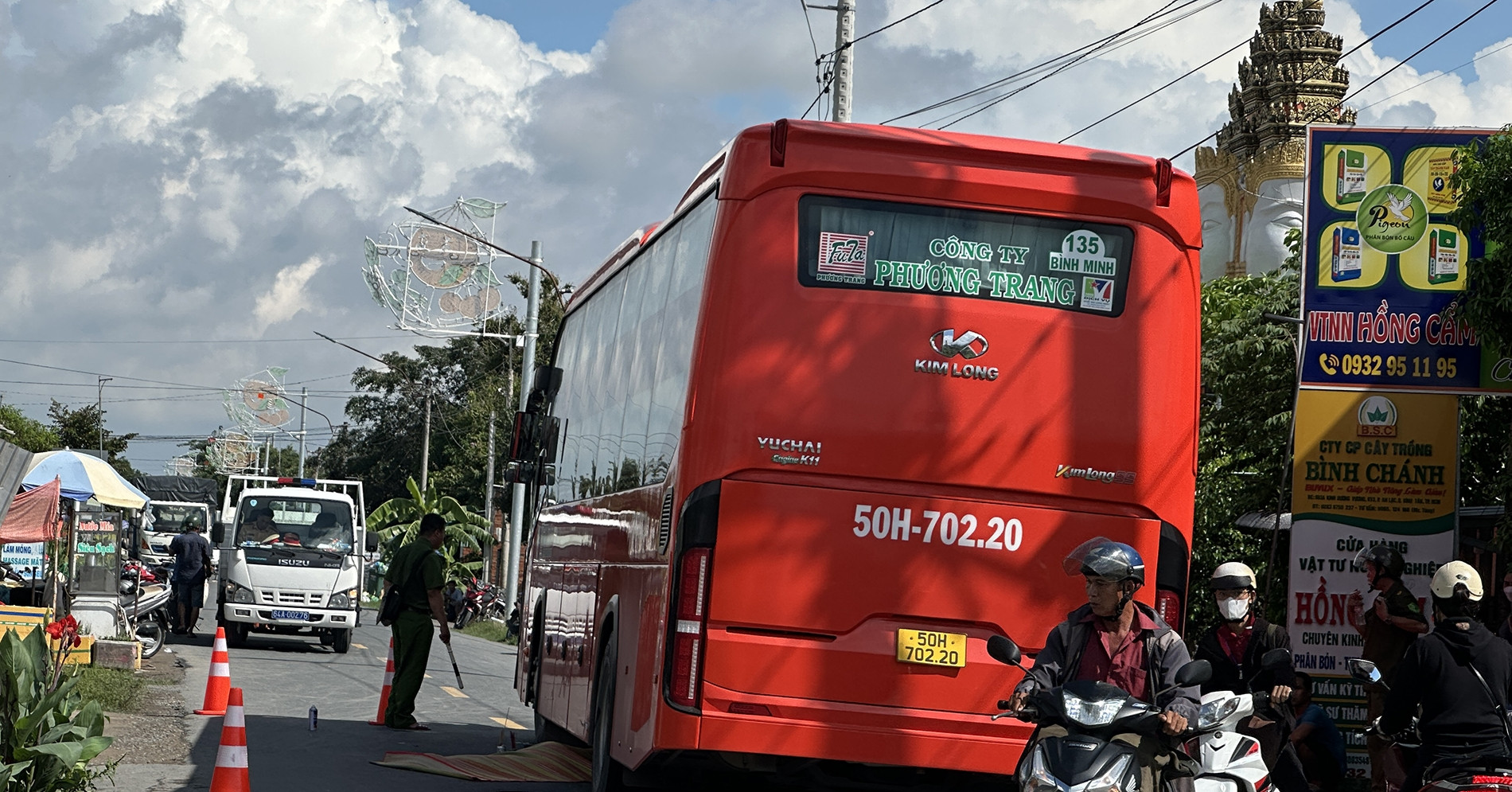 Va chạm với xe khách Phương Trang, cô gái tử vo...