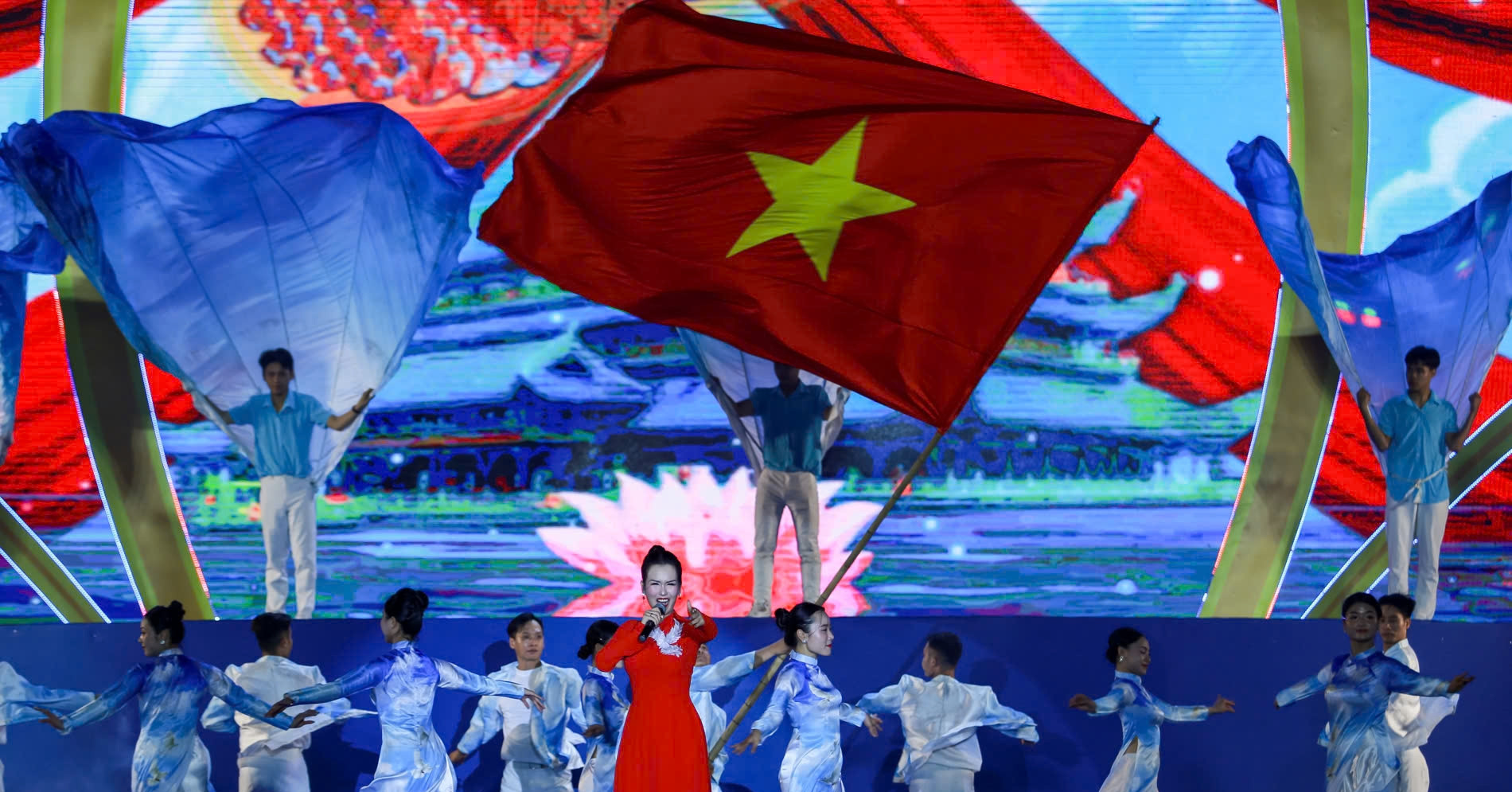 Võ Hạ Trâm gây ấn tượng khi hát 'Viết tiếp câu chuyện hòa bình' ở Tam Chúc