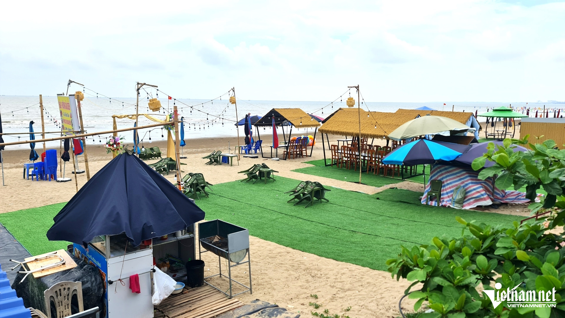 W-1Chiếm dụng bãi biển làm nơi kinh doanh.jpg