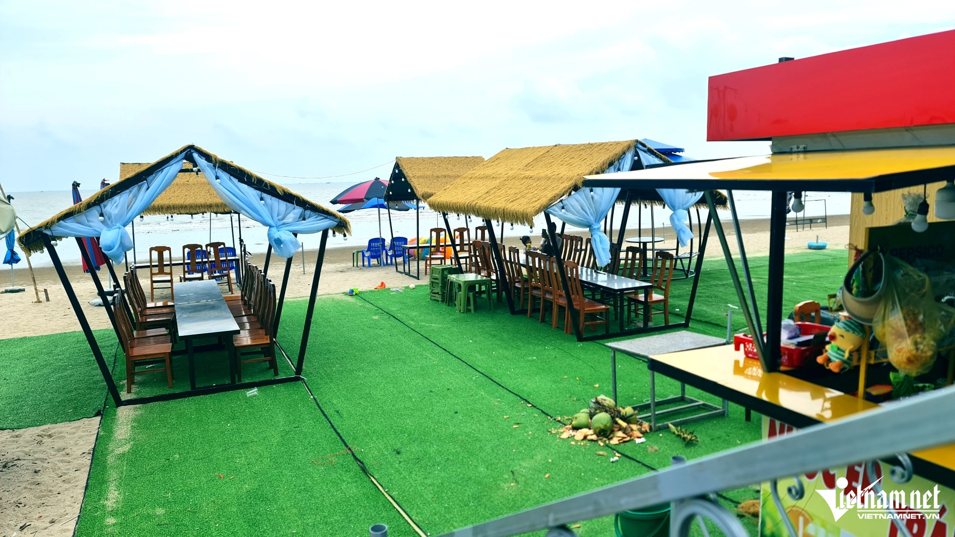 W-2Chiếm dụng bãi biển làm nơi kinh doanh.jpg