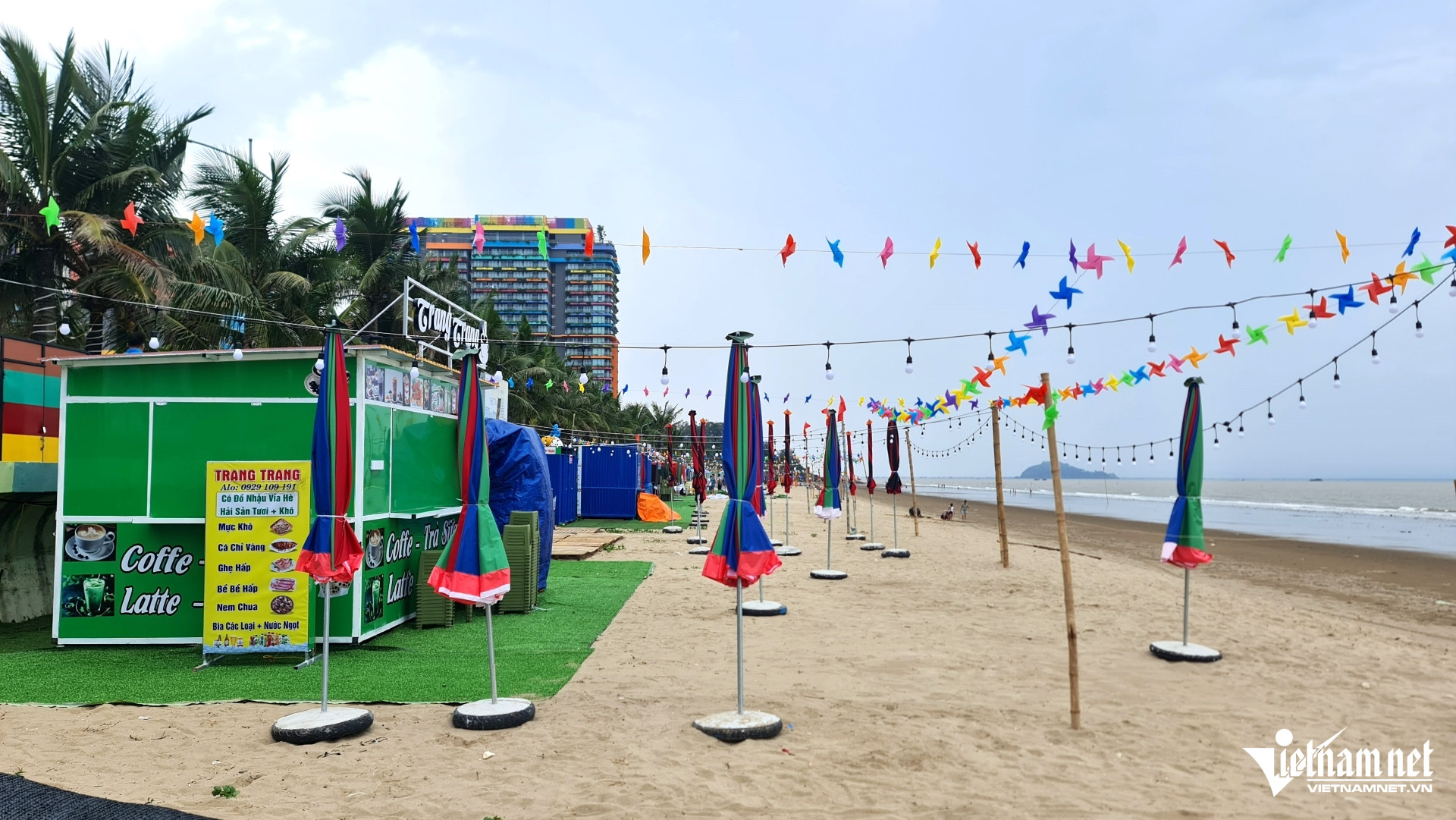 W-3Chiếm dụng bãi biển làm nơi kinh doanh.jpg