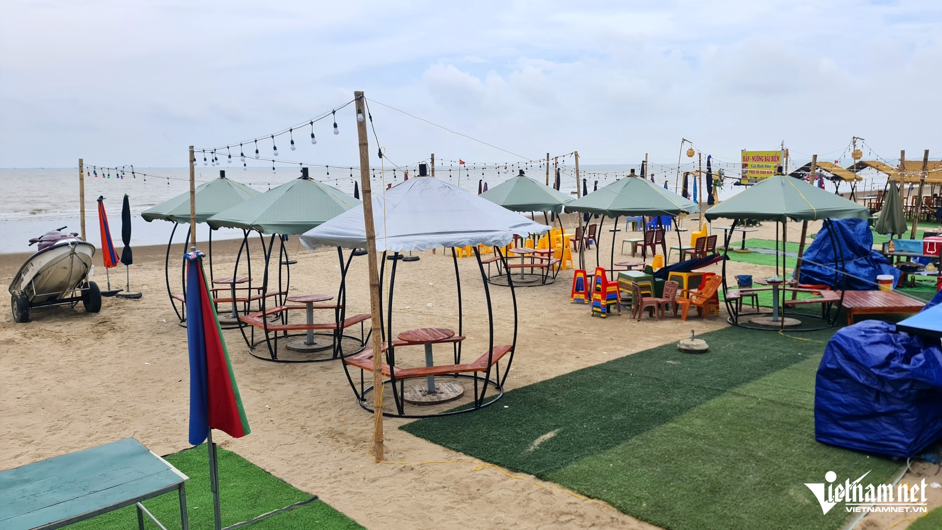 W-4Chiếm dụng bãi biển làm nơi kinh doanh.jpg