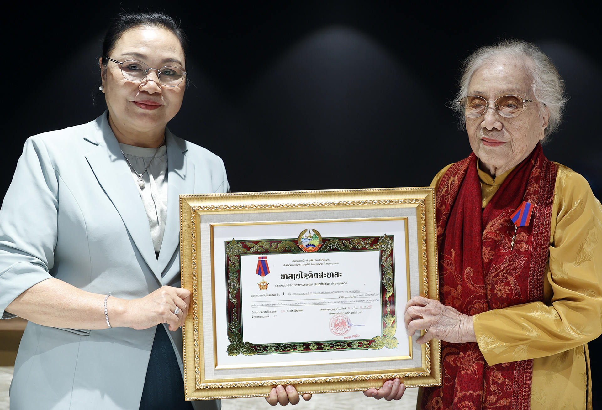 Nguyên Phó Chủ tịch nước Nguyễn Thị Bình nhận huân chương cao quý của Lào