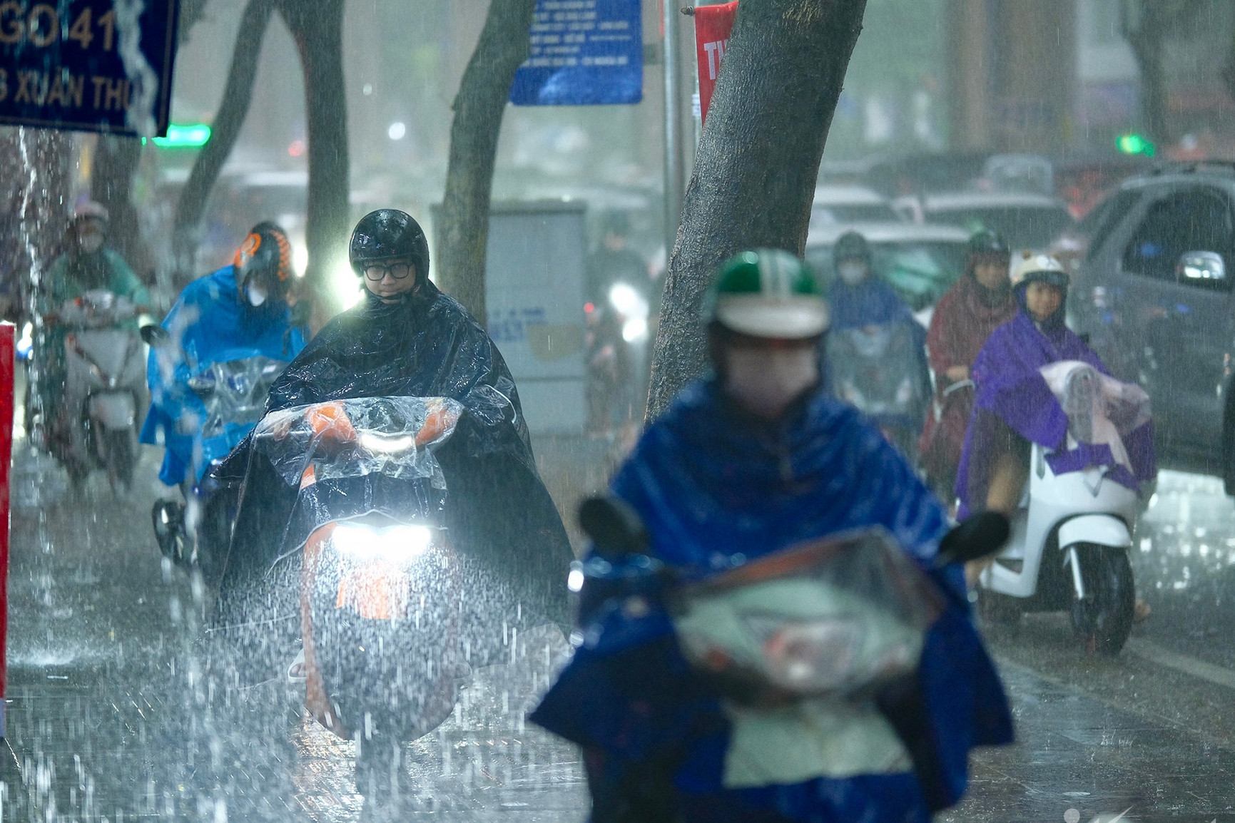 Dự báo thời tiết ngày mai 22/5/2025: Miền Bắc mưa lớn, cường suất đến 100mm/3h
