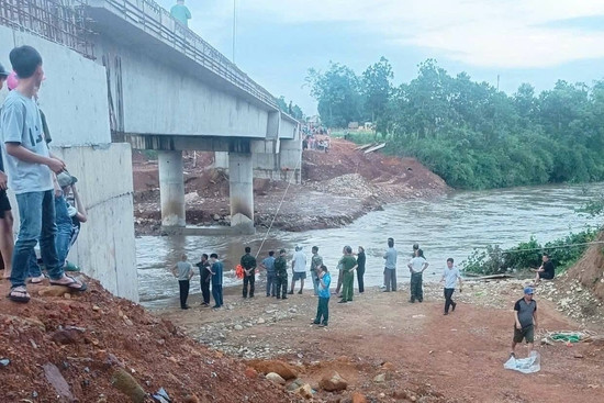 Bản tin cuối ngày 21/5: 7 học sinh bị lũ cuốn, 1 em ngừng hô hấp, 3 em mất tích