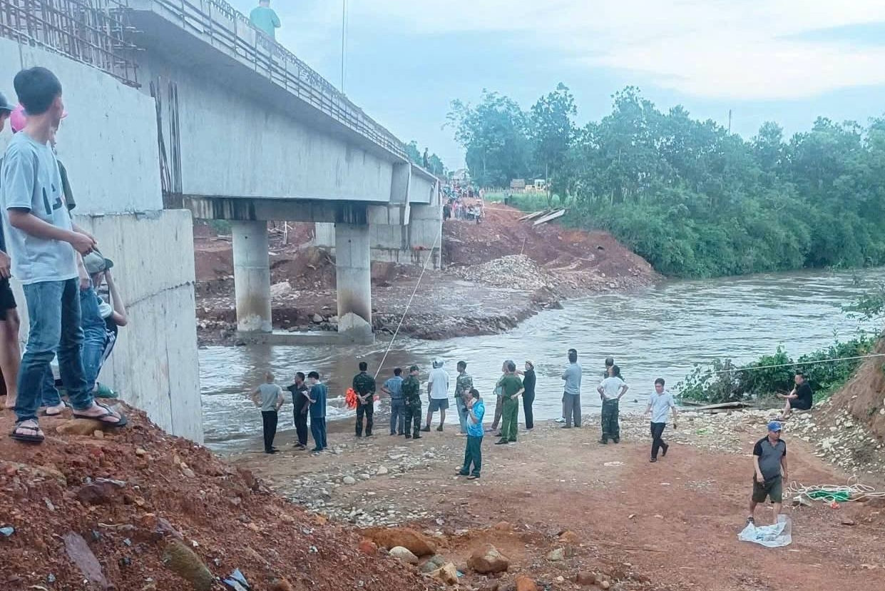 7 học sinh bị lũ cuốn, 1 em ngừng hô hấp, 3 em mất tích