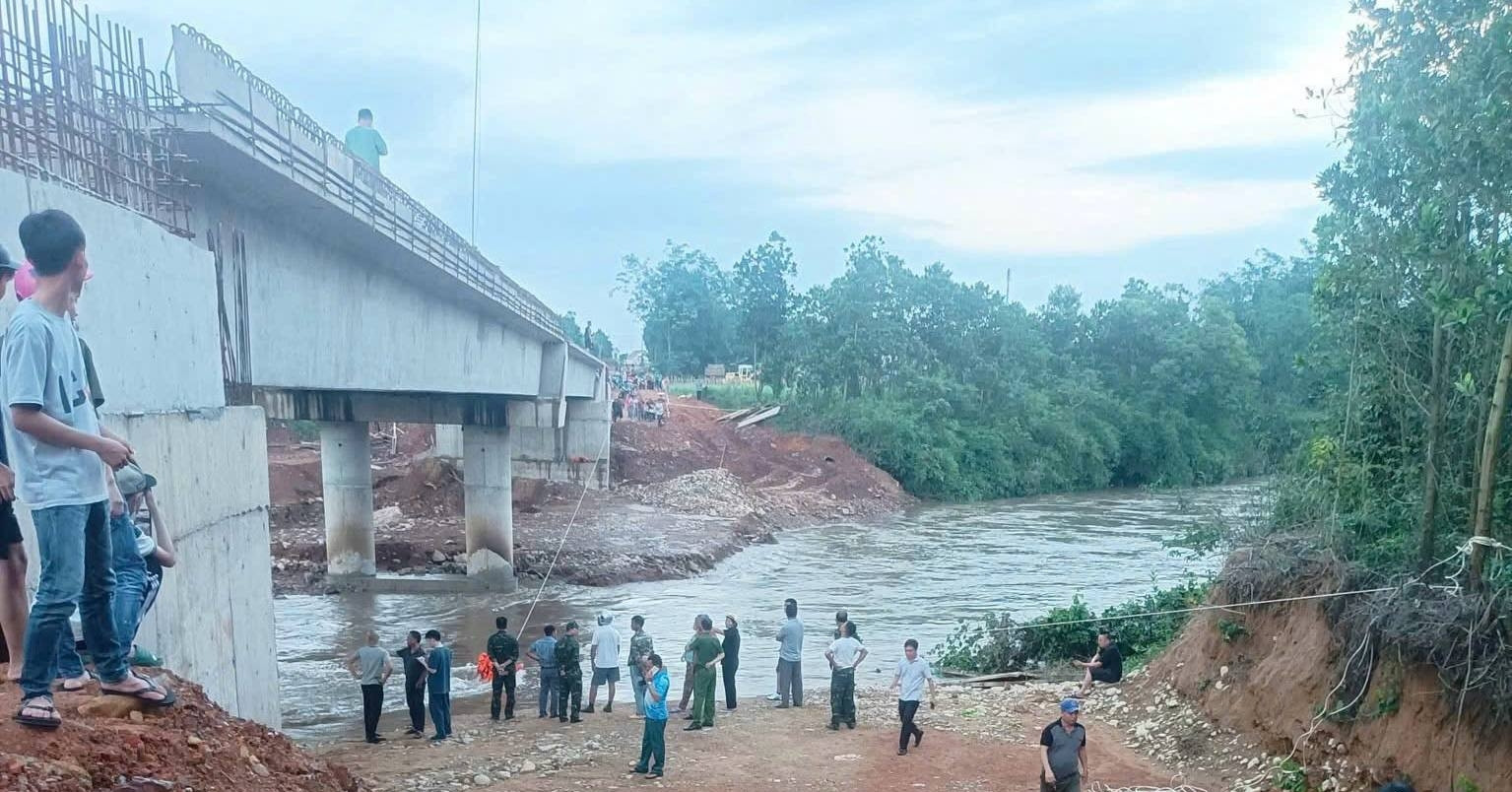 7 học sinh bị lũ cuốn, 1 em ngừng hô hấp, 3 em mất tích