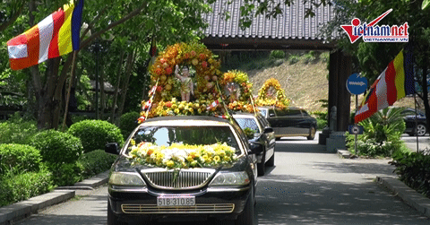 Cận cảnh đoàn xe limousine rước xá lợi Đức Phật ở chùa Bái Đính