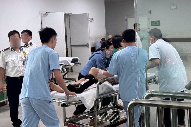 Cảnh sát Hà Nội dùng xe phân khối lớn 'mở đường' cho ô tô chở người gặp nạn đi cấp cứu