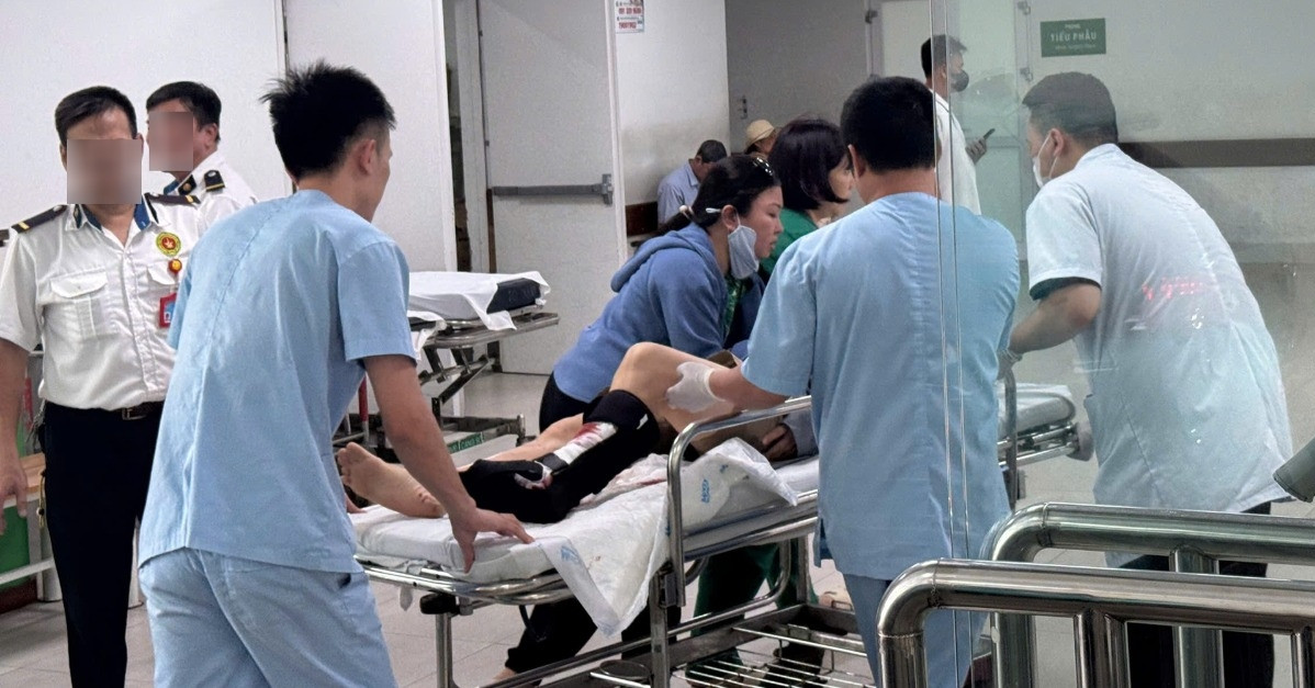 Cảnh sát Hà Nội dùng xe phân khối lớn 'mở đường' cho ô tô chở người gặp nạn đi cấp cứu
