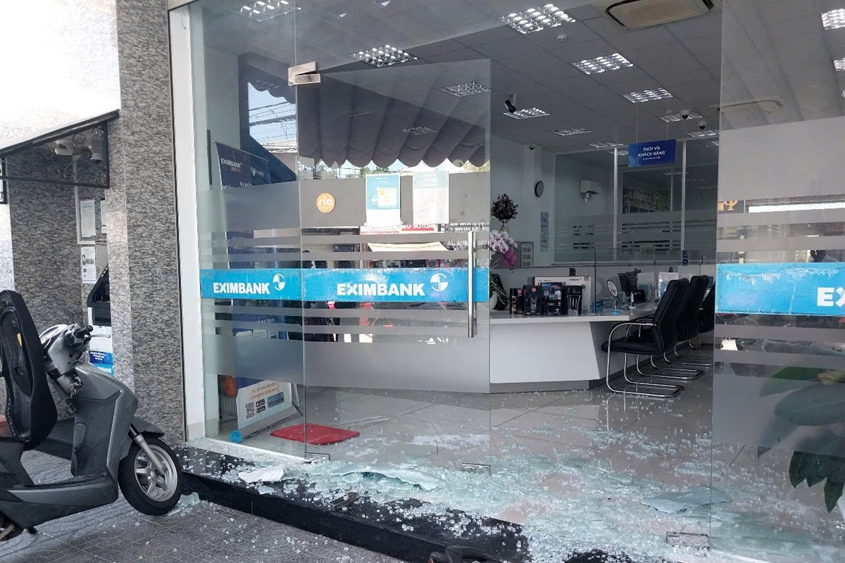 Cảnh sát vây bắt đối tượng đạp vỡ cửa kính, cướp ngân hàng