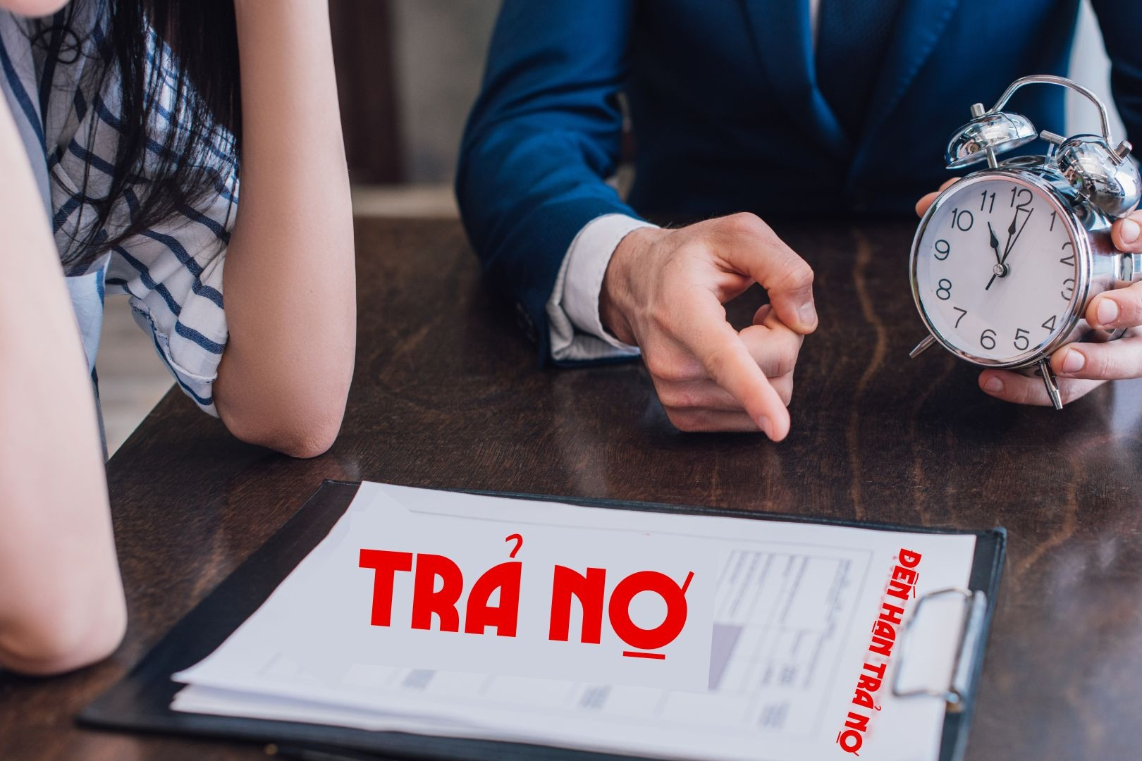 Chủ tiệm cầm đồ thuê 'gầu đấu' mang vòng hoa tang đi đòi nợ và cái kết