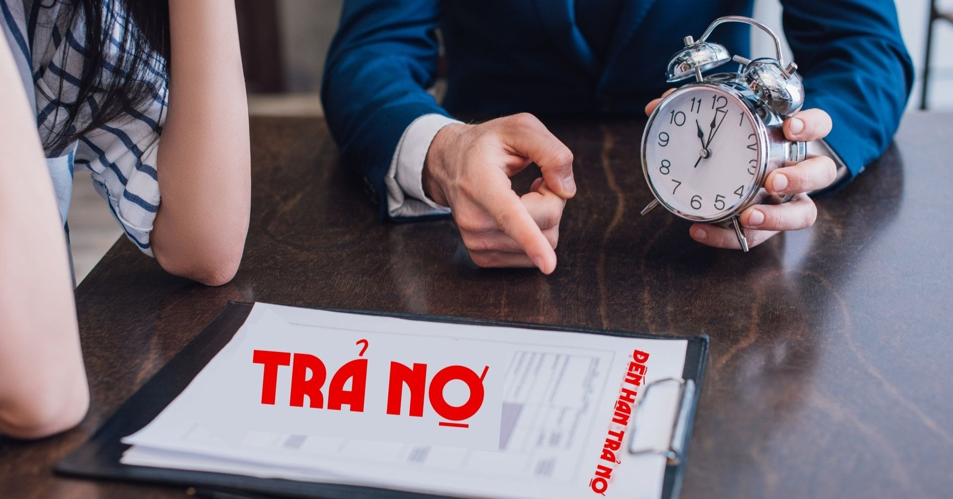 Chủ tiệm cầm đồ thuê &apos;gầu đấu&apos; mang vòng hoa tang đi đòi nợ và cái kết