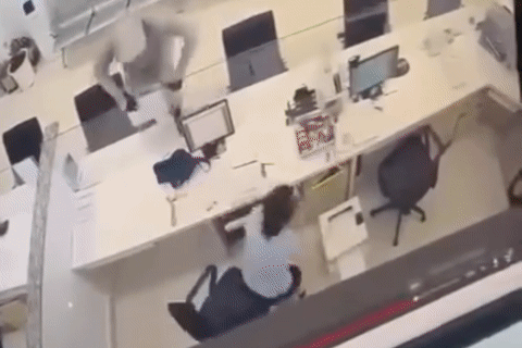 Clip khoảnh khắc đối tượng táo tợn xông vào cướp ngân hàng Eximbank