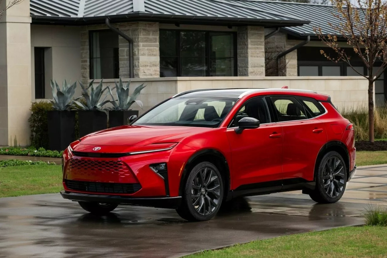 Giá xe Toyota sắp tăng mạnh, khách hàng phải 'gánh è cổ'