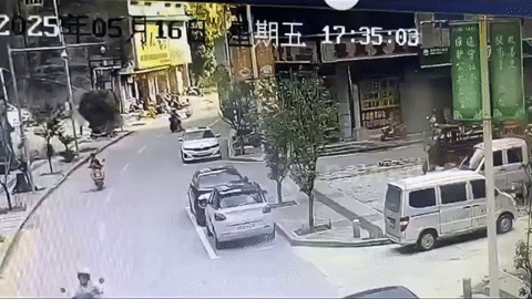 Đá tảng 'khổng lồ' lăn từ núi sượt qua trước mặt, người lái xe máy thất kinh
