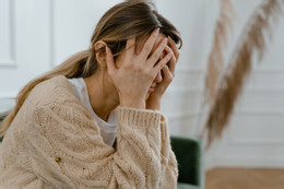 Mẹ kế cho con riêng đi chơi xa, bị chồng mắng là đàn bà dễ dãi, vô tâm