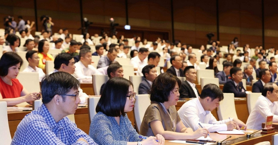 Phải lấy đá ghè chân mình