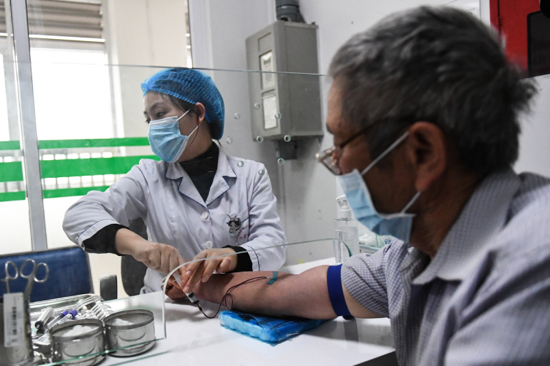 Ứng phó với Covid-19, TPHCM đề nghị toàn bộ người ra vào bệnh viện đeo khẩu trang