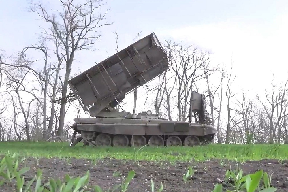 Video pháo binh Nga nã đạn nhiệt áp vào phòng tuyến quân Ukraine ở Donetsk