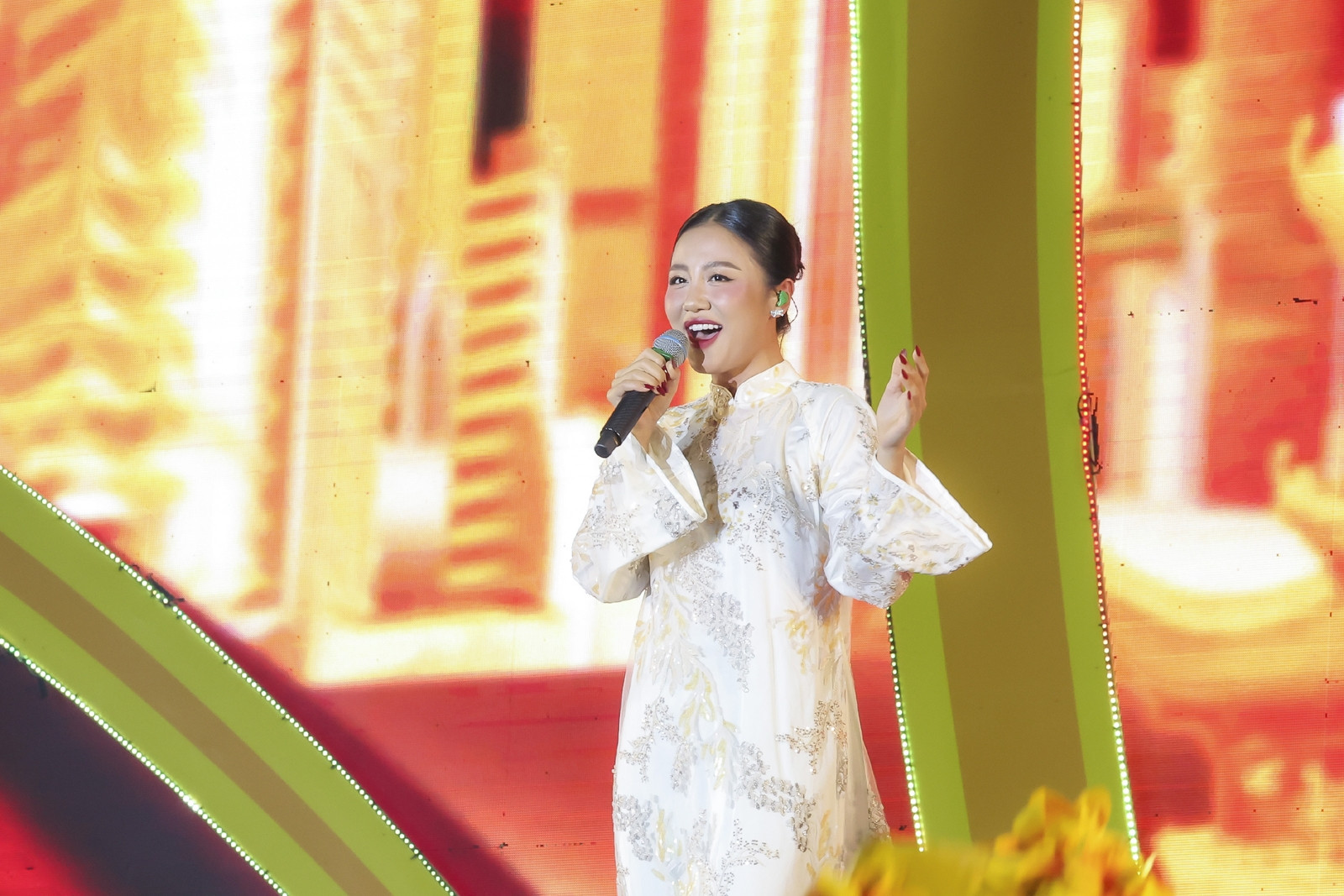 Võ Hạ Trâm, Văn Mai Hương gây ấn tượng khi hát ở chùa Tam Chúc