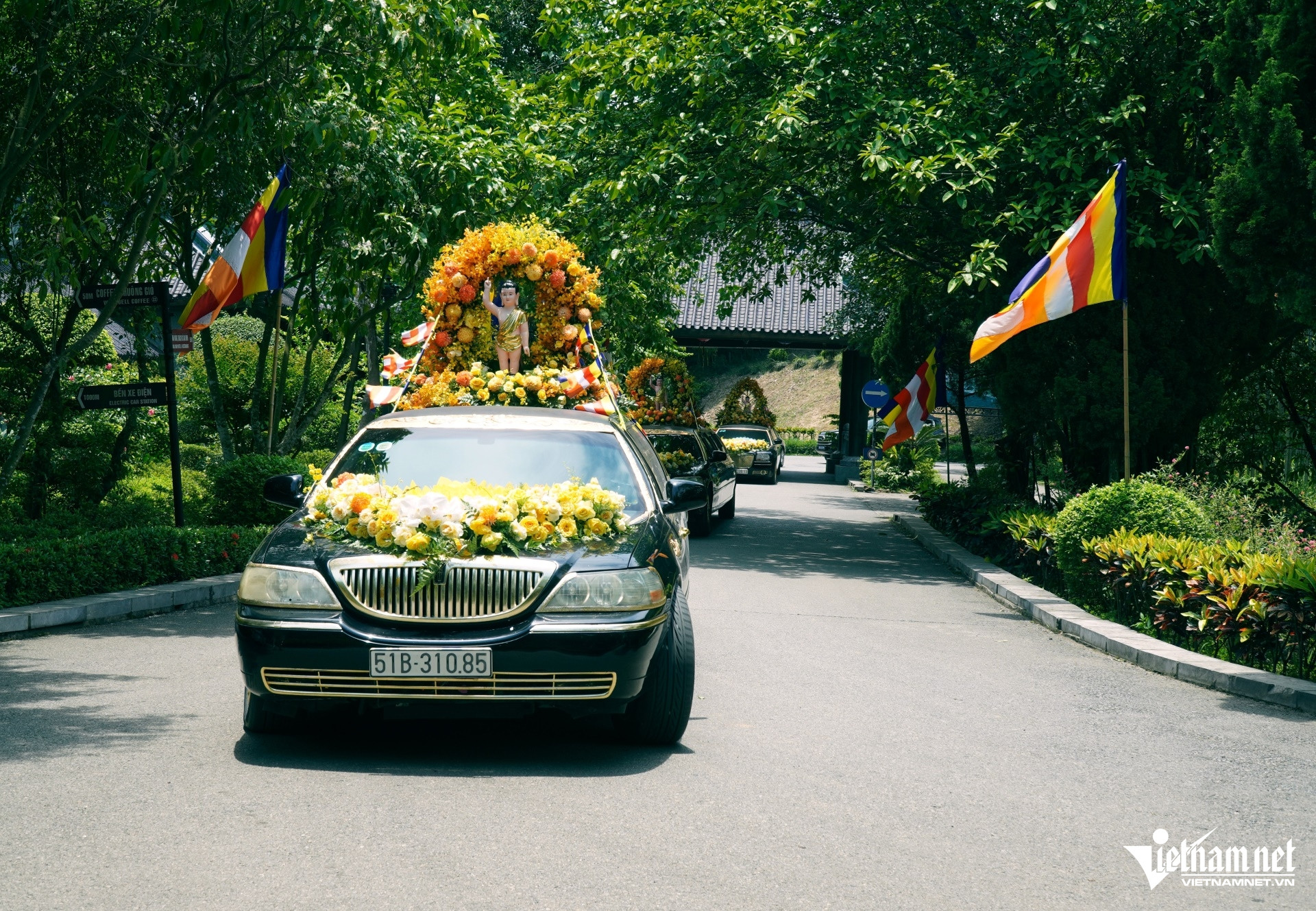 W-a2Cận cảnh đoàn xe limousine.JPG.jpg