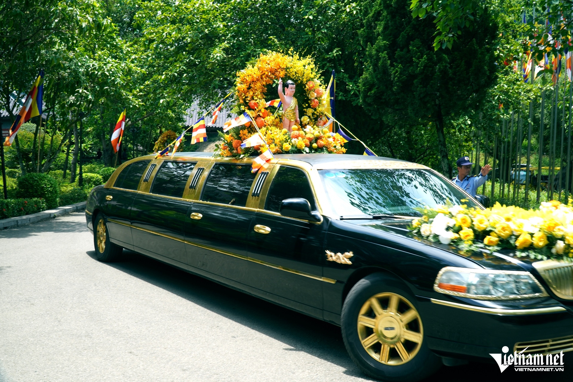 W-a3Cận cảnh đoàn xe limousine.JPG.jpg