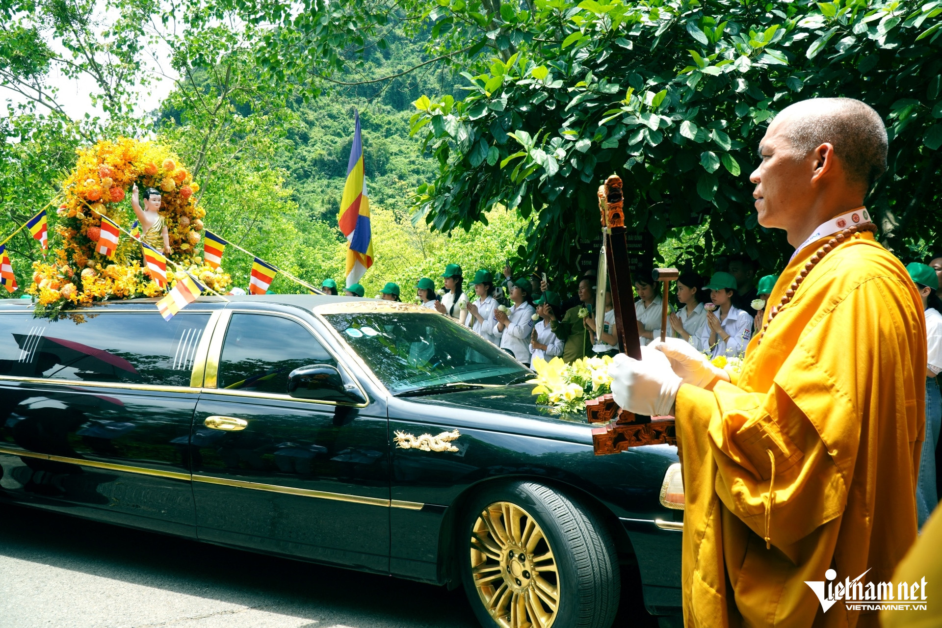 W-a4Cận cảnh đoàn xe limousine.JPG.jpg