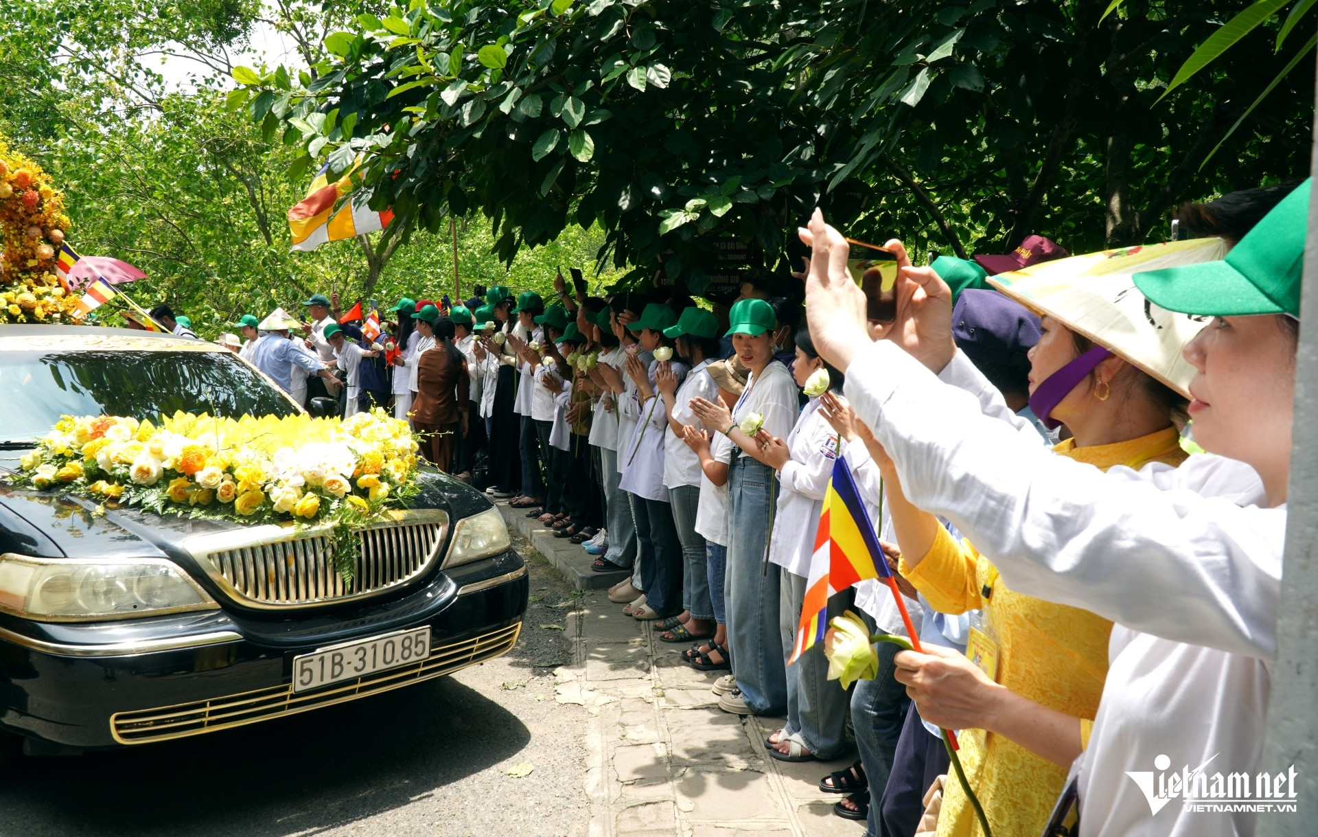 W-a5Cận cảnh đoàn xe limousine.JPG.jpg