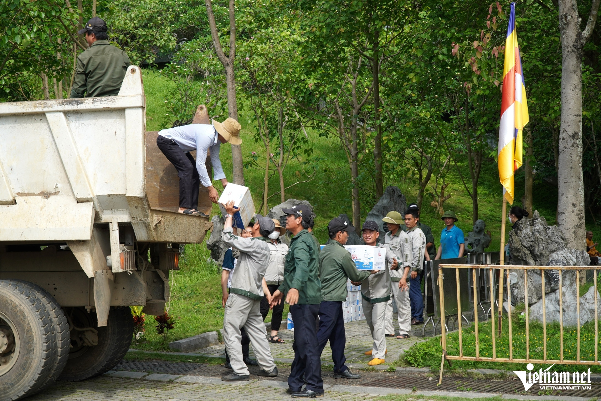 W-a8Gấp rút chuẩn bị đón xá lợi Đức Phật ở chùa Bái Đính.JPG.jpg