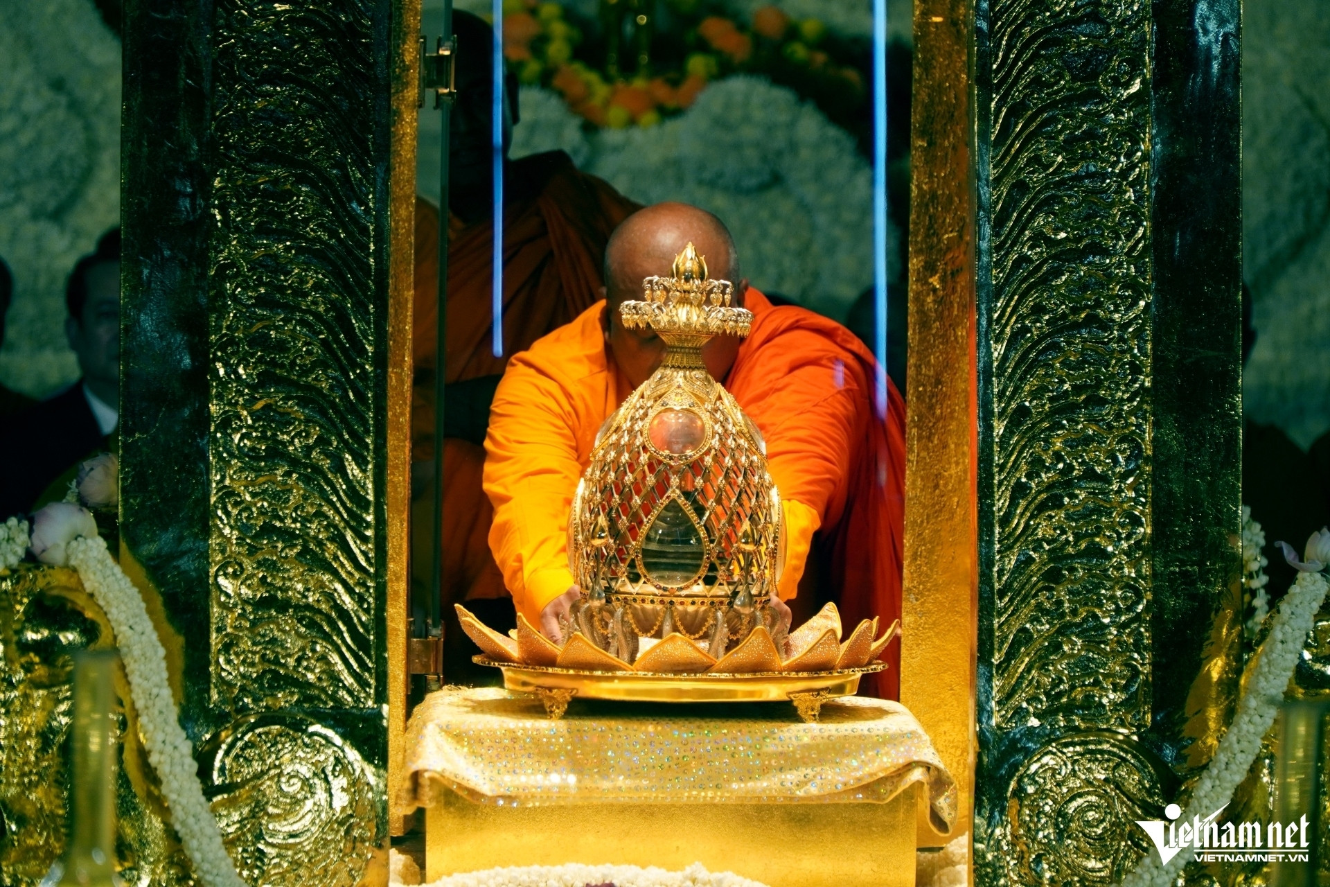 Xá lợi Đức Phật về tới chùa Bái Đính, hàng nghìn người cung kính chiêm bái