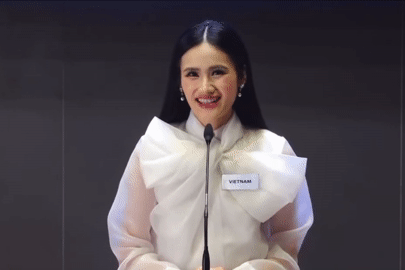 Ý Nhi cười tươi, tự tin nói tiếng Anh trong ngày thi then chốt ở Miss World 2025