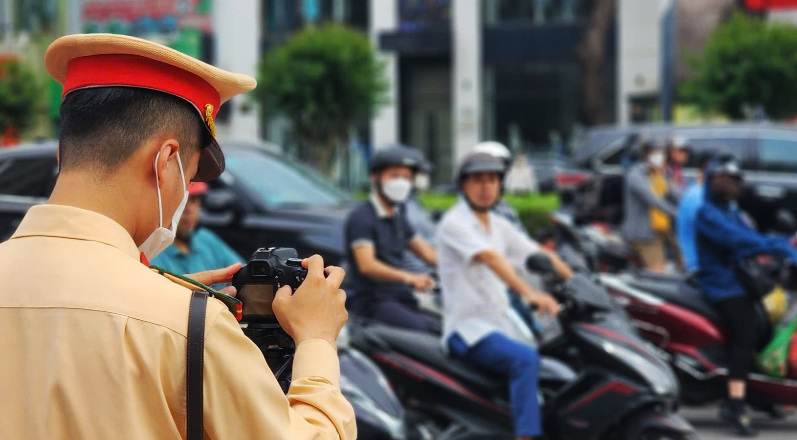 Hà Nội: CSGT đặt máy quay ở ngã tư ghi hình phạt nguội xe máy vi phạm
